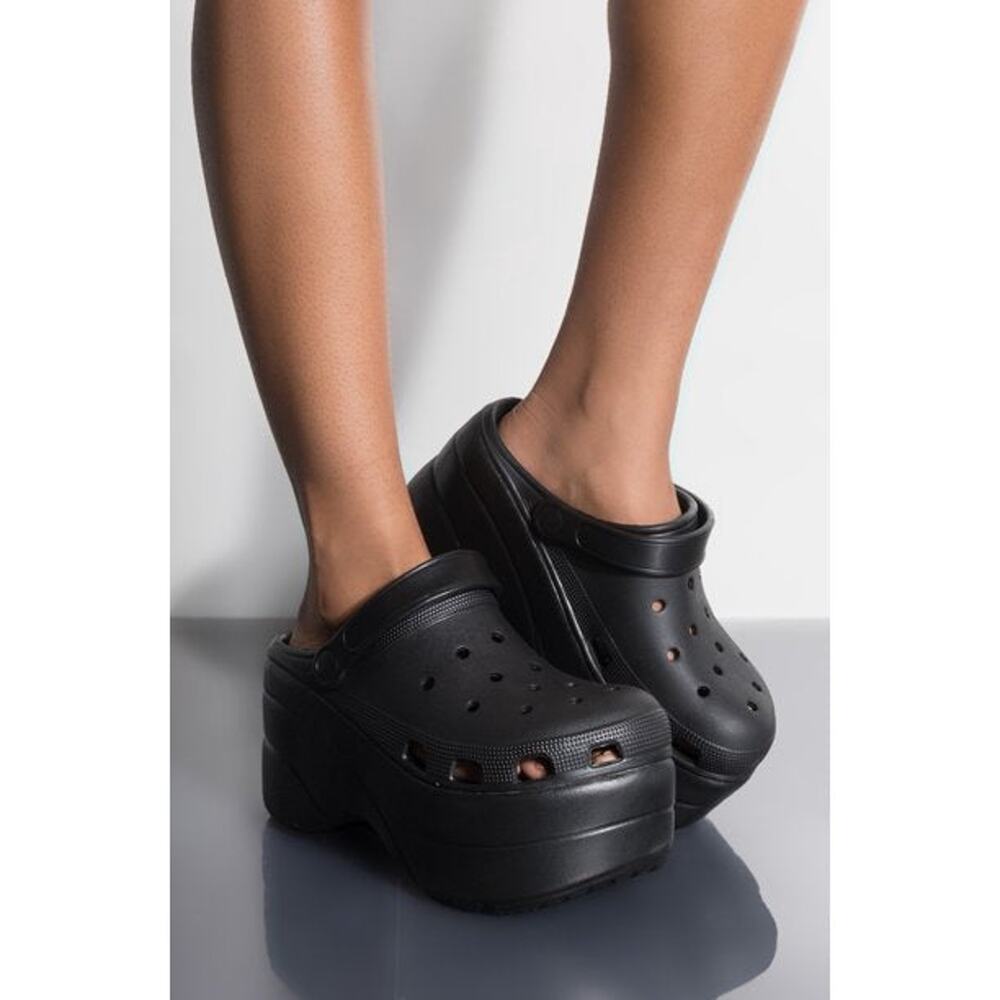 "Tanya" Black Platform Clogs